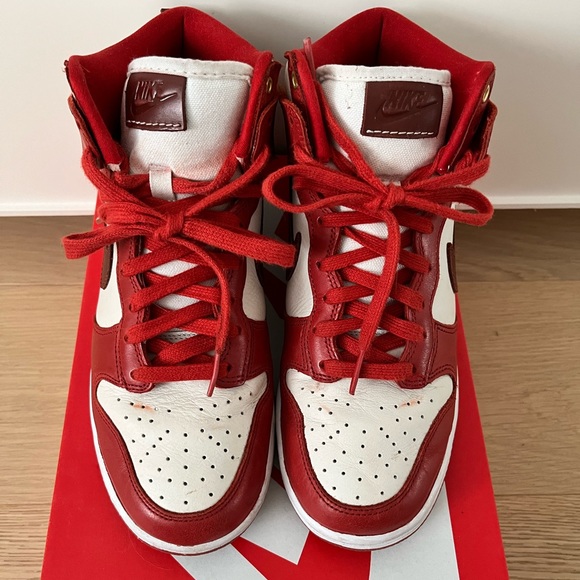 Nike Dunk High Lxx Basketball Sneaker - Picture 4 of 9